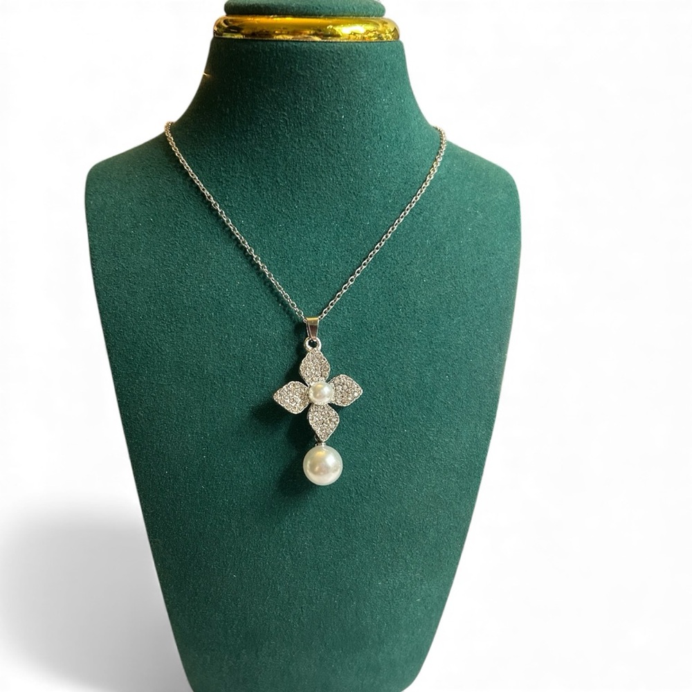 Silver Tone Clover Flower Pearl Pendant Necklace Luxury Stainless Steel New Gift